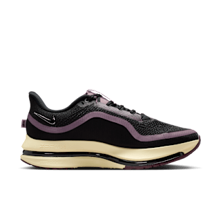 【NIKE公式】ペガサス プレミアム x ア マ マニエール 'Black and Burgundy Crush' (IM0701-001) 発売日