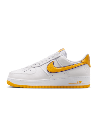 【NIKE公式】エア フォース 1 LOW x コービー 'Varsity Maize and Varsity Purple' (FZ1151-100 / AF 1 LOW RETRO QS KB)