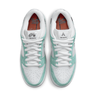 【NIKE公式】ナイキ SB x エイプリル スケートボード ダンク LOW プロ 'White and Multi-Color' (FD2562-400 / SB DUNK LOW PRO QS APR)