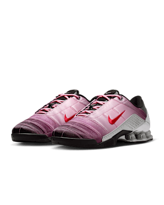 Total 90 Shox Magia x Forget-me-nots "Shy Pink and University Red" für Damen (IQ5683-601) – Erscheinungsdatum