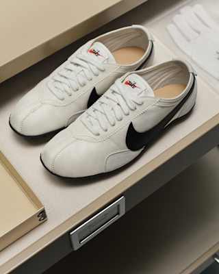 Moon Shoe 'Soft Pearl and Black' voor dames (II0407-001) – releasedatum