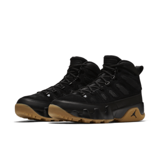 【NIKE公式】エア ジョーダン 9 レトロ ブーツ 'Black and Gum Light Brown' (AR4491-025/AIR JORDAN 9 RETRO BOOT NRG)