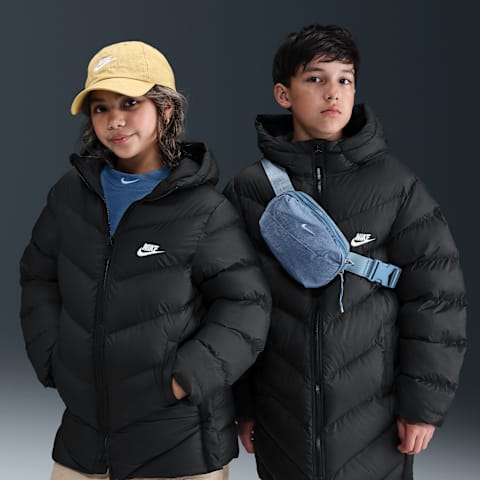 Детская куртка Nike Sportswear All Day Play Therma-FIT Loose-Fit Mid-Length Puffer, цвет: Чёрный / Белый