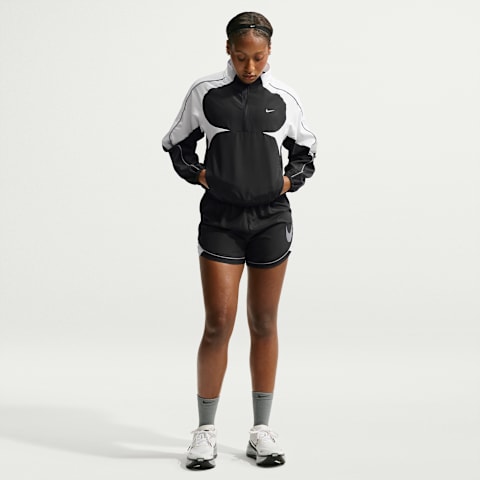 Женские беговые шорты Nike Swoosh Dri-FIT со средней посадкой, без подкладки, цвет: Чёрный / Белый