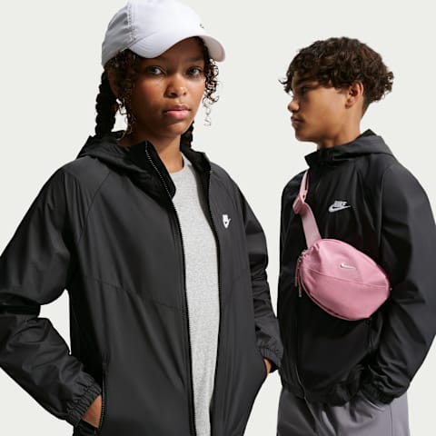 Детская куртка Nike Sportswear Windrunner Hooded Repel, цвет: Чёрный / Белый