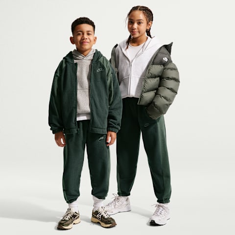 Детские утеплённые флисовые джоггеры Nike Club, цвет: Чёрный еловый / Камуфляжный зелёный