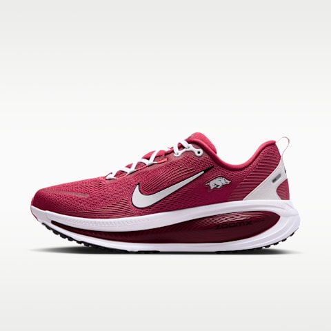 Мужские кроссовки Nike College Vomero 18 (Arkansas) Road Running, цвет: Малиновый / Чёрный