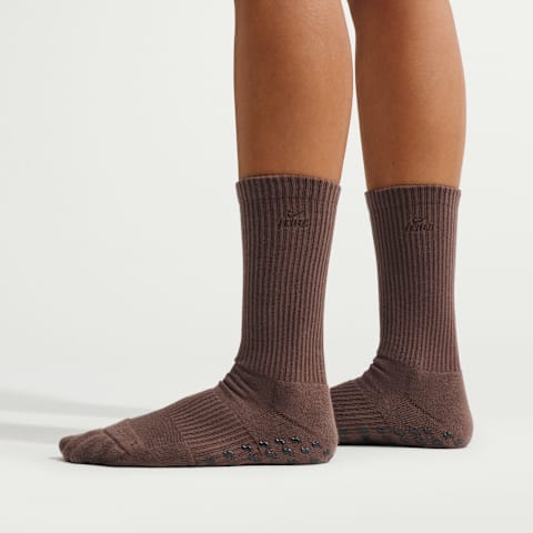 Носки NikeSKIMS Grip, средней высоты — Nike, цвет: Тёмный сепия