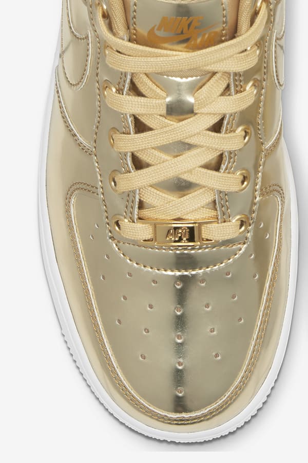 NIKE公式】レディース エア フォース 1 メタリック 'Gold' (CQ6566-700 / W AF 1 SP). Nike SNKRS