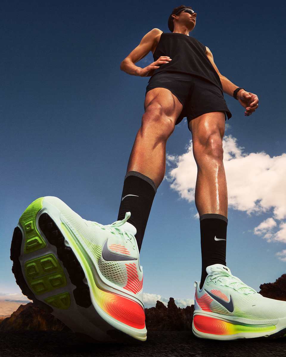 売れ筋がひ贈り物！ NIKE公式】ナイキ ボメロ 18 メンズ ロード ランニングシューズ スパイク・シューズ