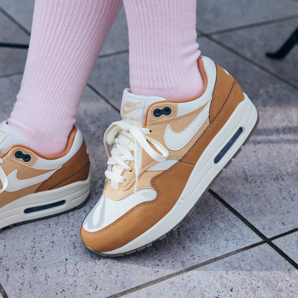 Nike air max hot sale gold womens