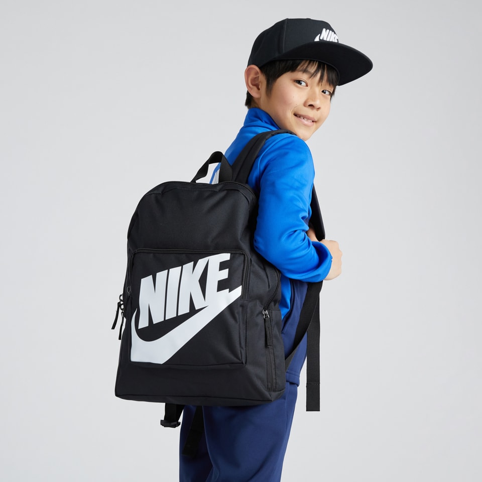 NIKE公式】ナイキ クラシック キッズバックパック (16L).オンライン