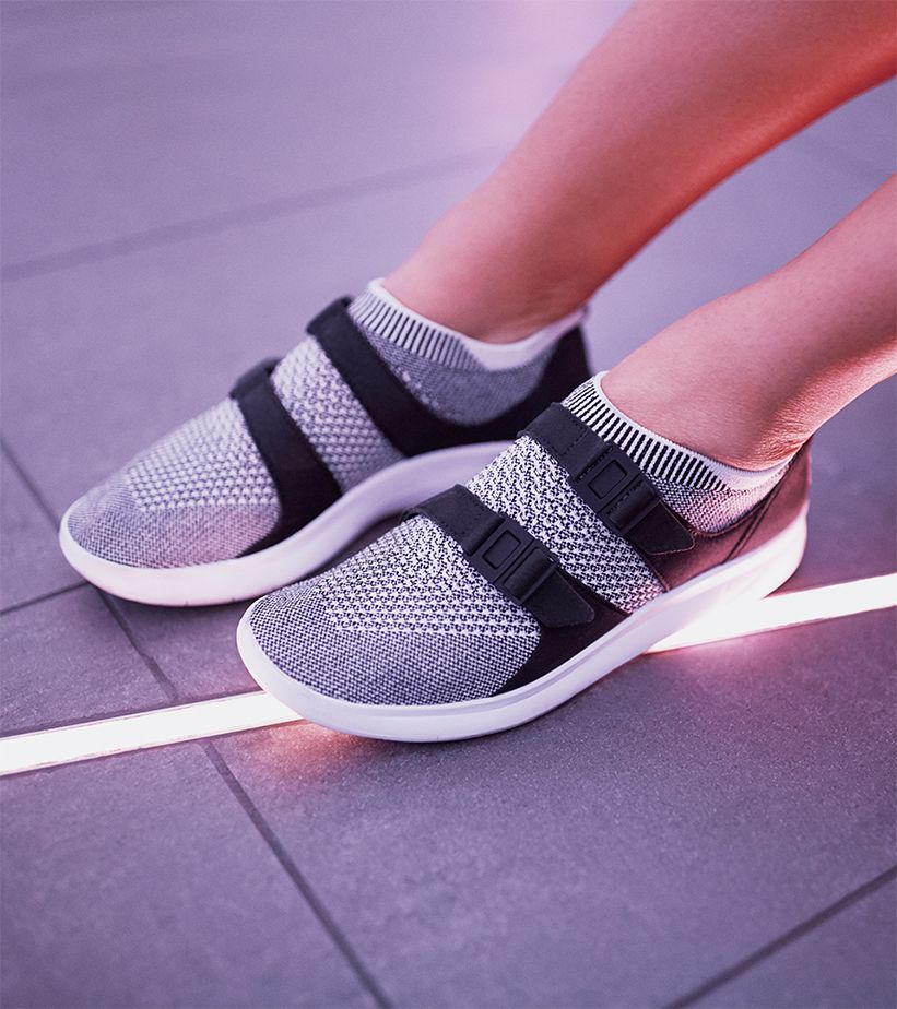 Viaje Explícito Dar a luz Nike Air Sock Racer Ultra Flyknit "Black &amp; White" para mujer. Nike  SNKRS ES