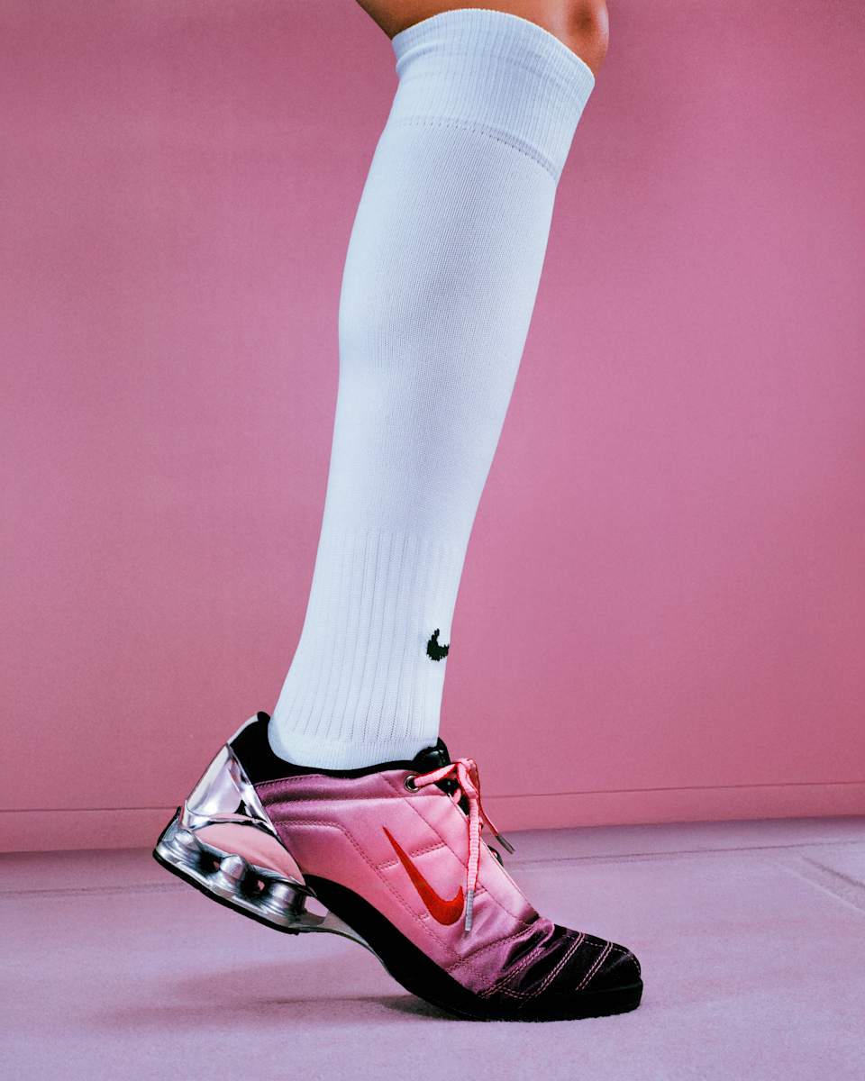 【NIKE公式】レディース トータル 90 ショックス マジア x フォーゲットミーノッツ 'Shy Pink and University Red' (IQ5683-601) 発売日