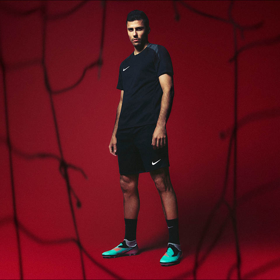 "THE
PHANTOM
GIVES ME
GREAT BOOT
TO BALL
CONNECTION".