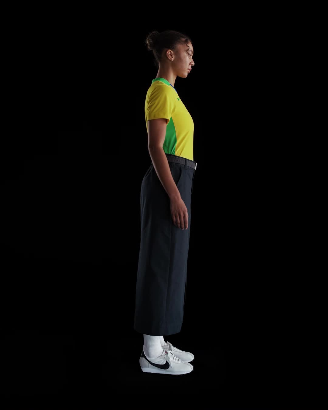 Camisa Brasil 2025 Nike — visual frontal em estúdio com modelo, gola em azul e verde