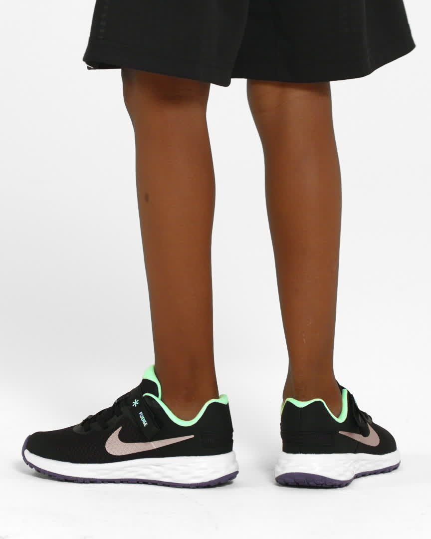 Integreren Sympton Stier Nike Revolution 6 FlyEase Eenvoudig aan en uit te trekken kleuterschoenen.  Nike NL