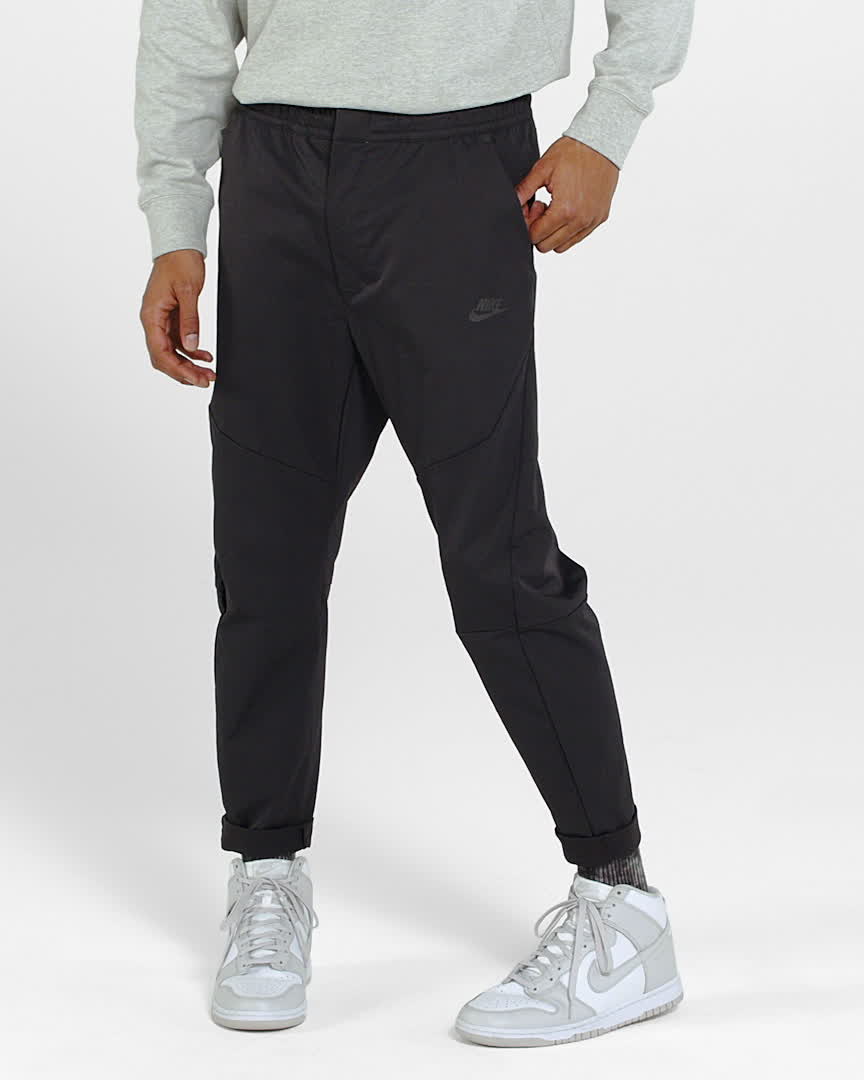 Nike Sportswear Tech Essentials Men's Unlined Commuter Trousers. Nike IE