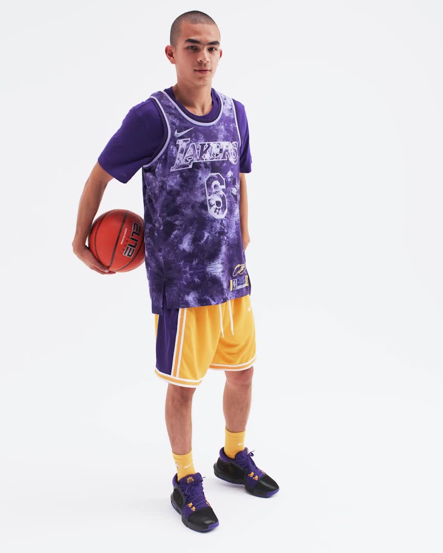 LeBron Witness 8 Basketball Shoes. Nike HR