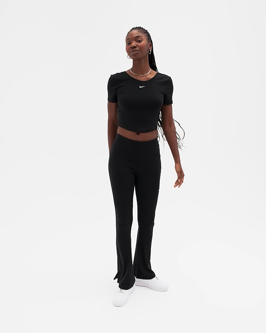 Nike Sportswear Chill Knit aansluitende top met mini rib en lage