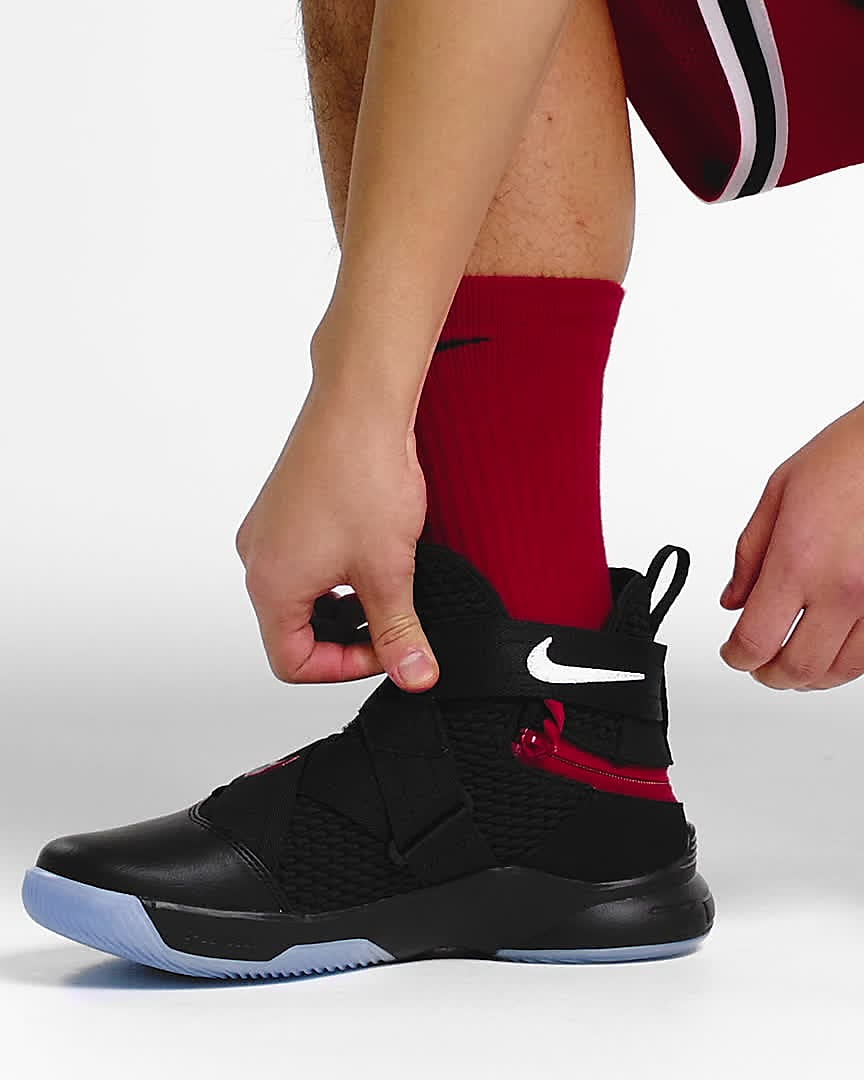 Calzado de básquetbol LeBron Soldier 12 FlyEase (extra ancho).