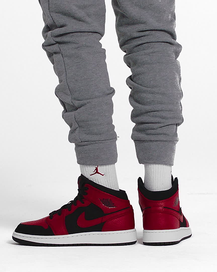Air Jordan 1 Mid Older Kids' Shoes. Nike LU