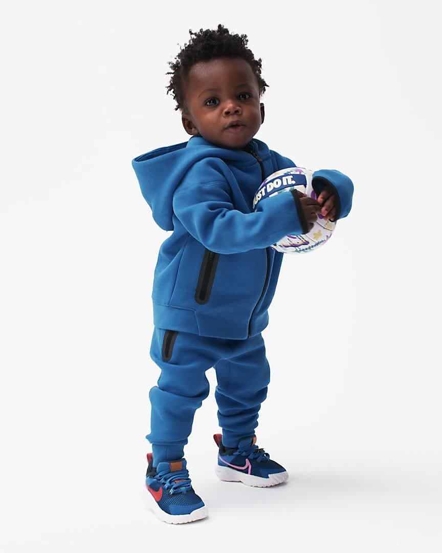 Toddler boy best sale blue nike shoes