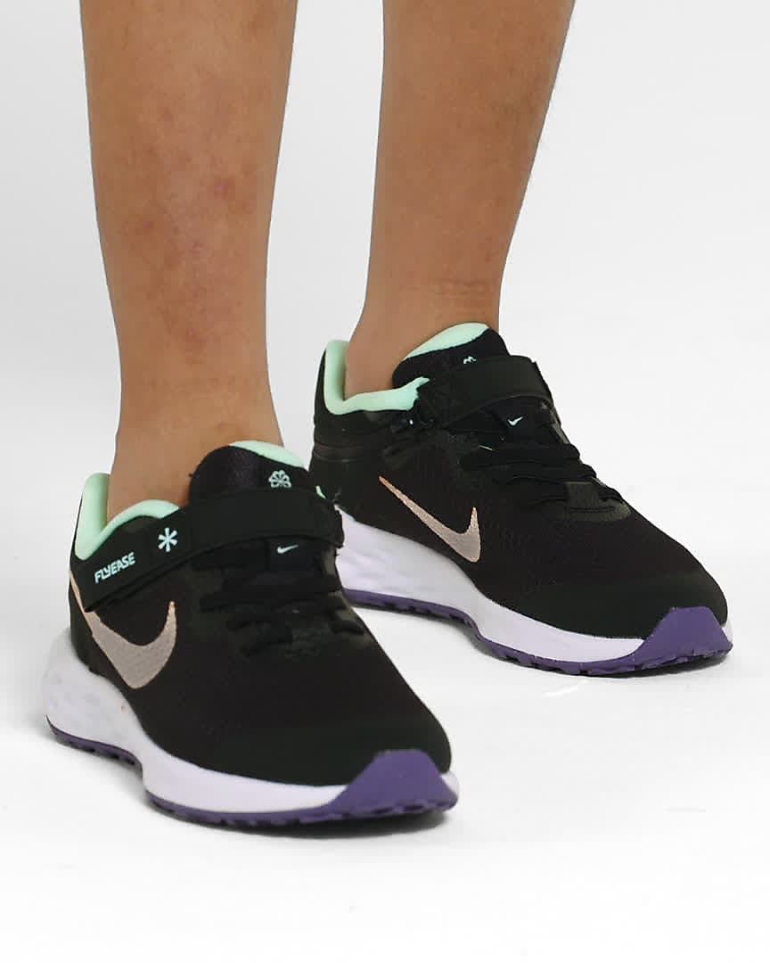 Nike Revolution 6 FlyEase Eenvoudig aan en uit te trekken hardloopschoenen  voor kids (straat). Nike NL