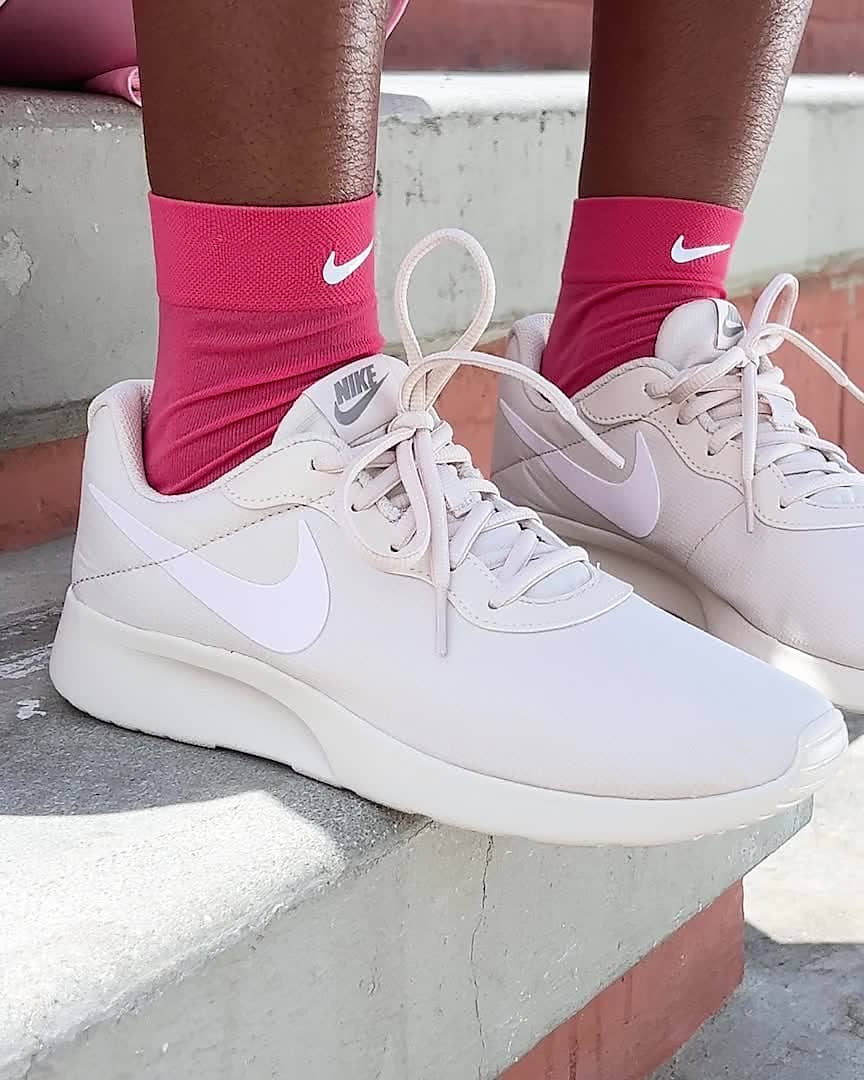 Nike Tanjun Refine Woman's Shoes. Nike LU